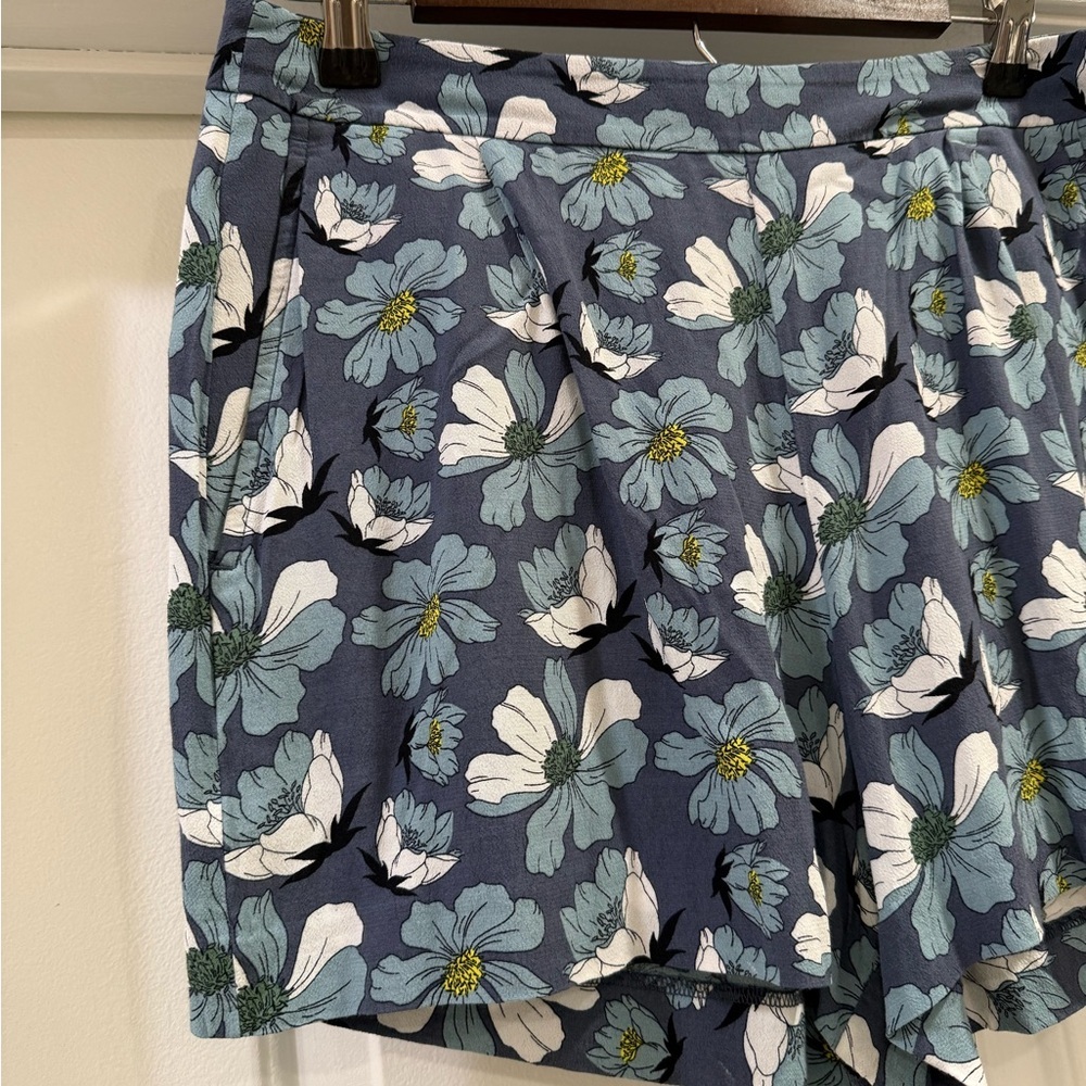 LOFT  Blue Floral Pleated Soft Shorts Size 6 - Picture 5 of 15